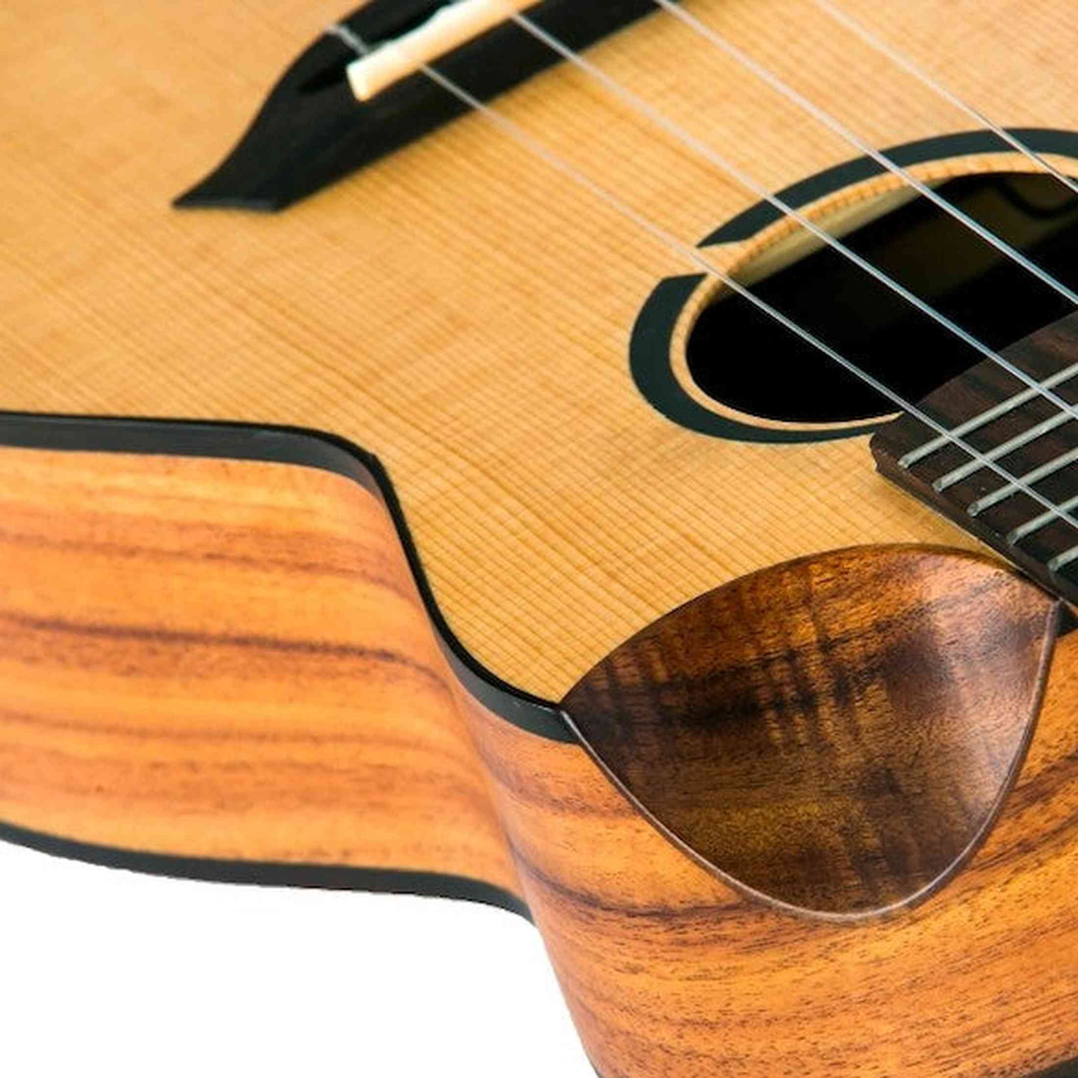 Flight Victoria Concert Soundwave Ukulele met Solid Sitka Spruce Top, Acacia Body en Soundwave Pickup Systeem