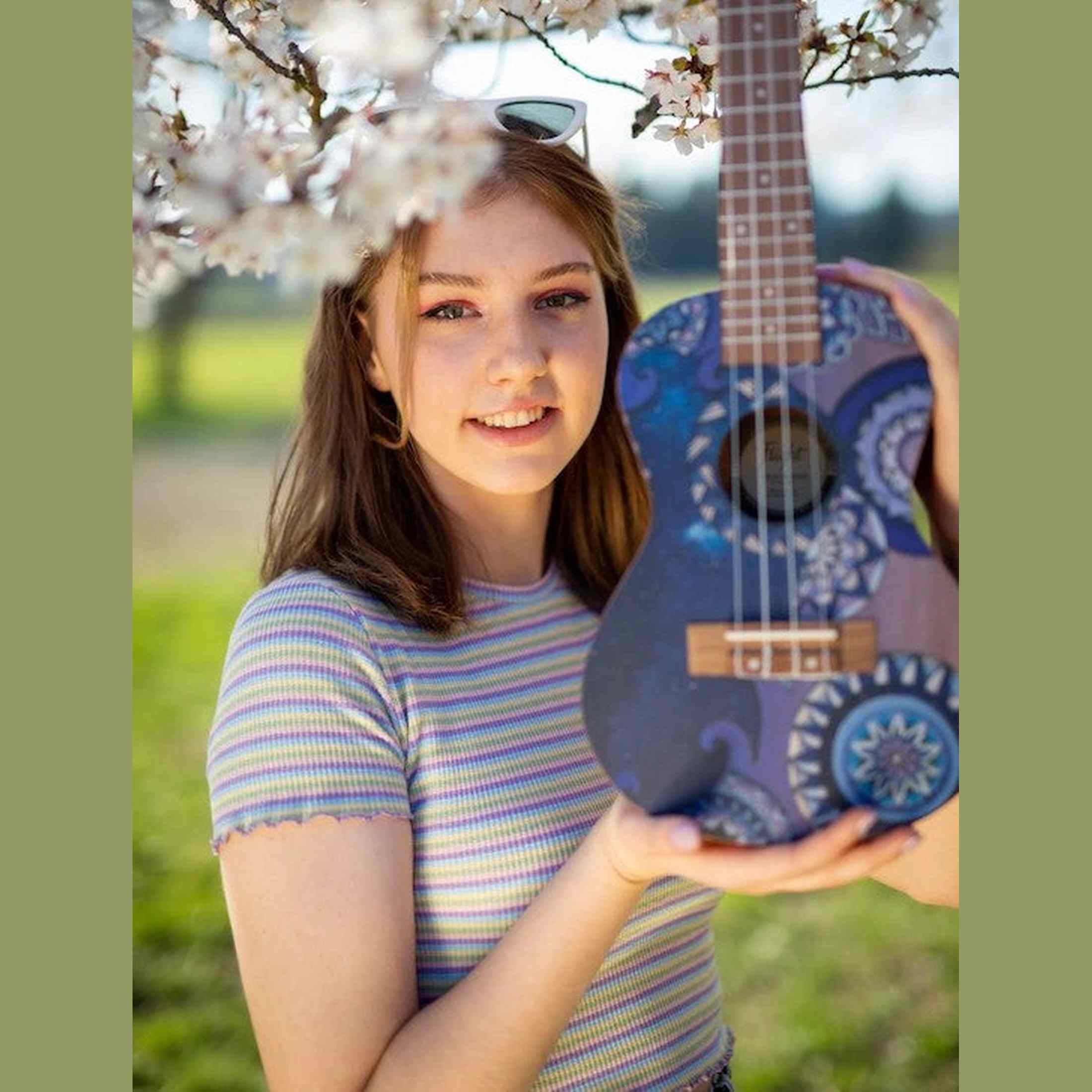Flight AUC-33 Stardust Concert Ukulele met Sapele Body, Art Design en Aquila Nylgut Snaren