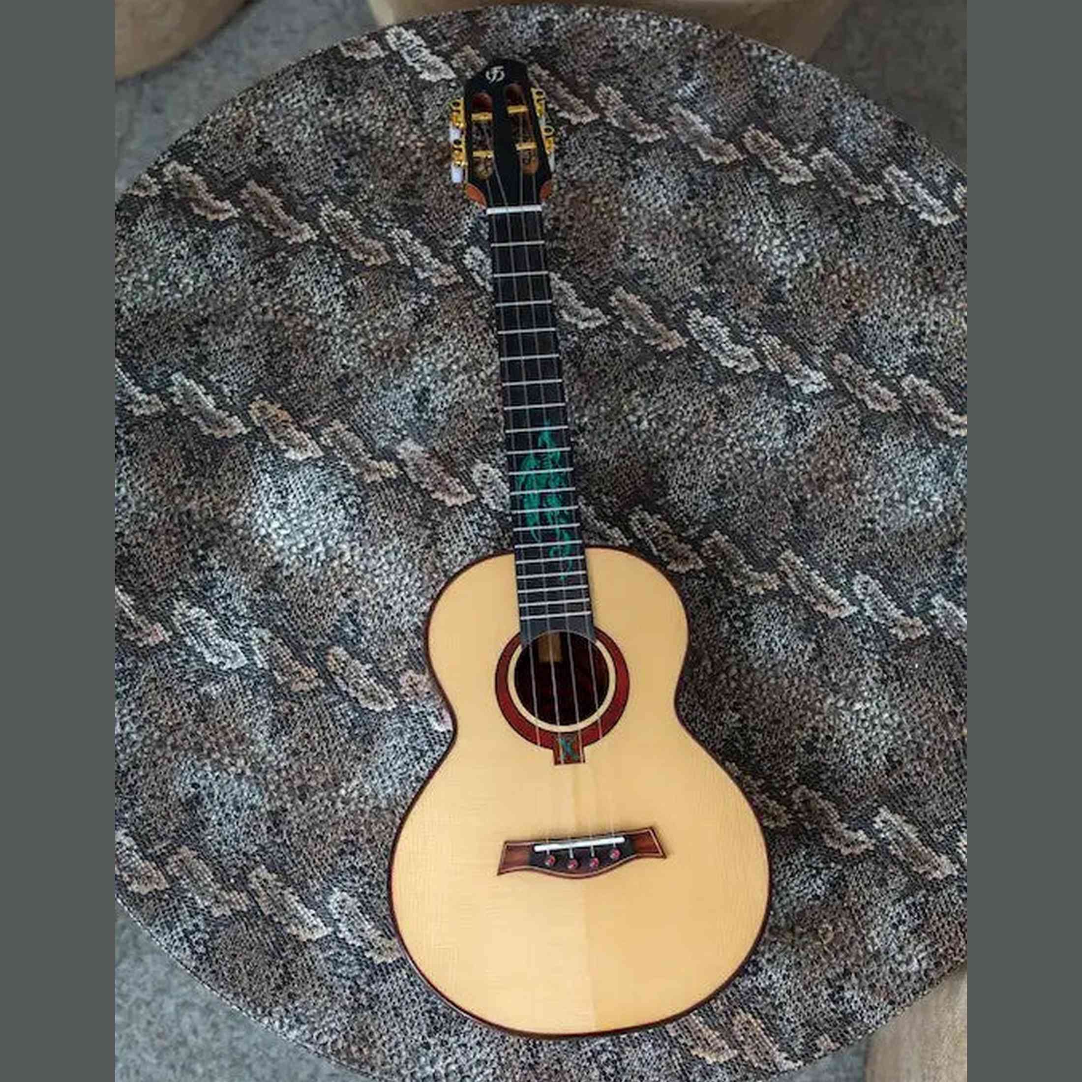 Flight A10SC Cocobolo Dragon Tenor Ukulele met Solid Engelmann Spruce Top en Solid Cocobolo Body