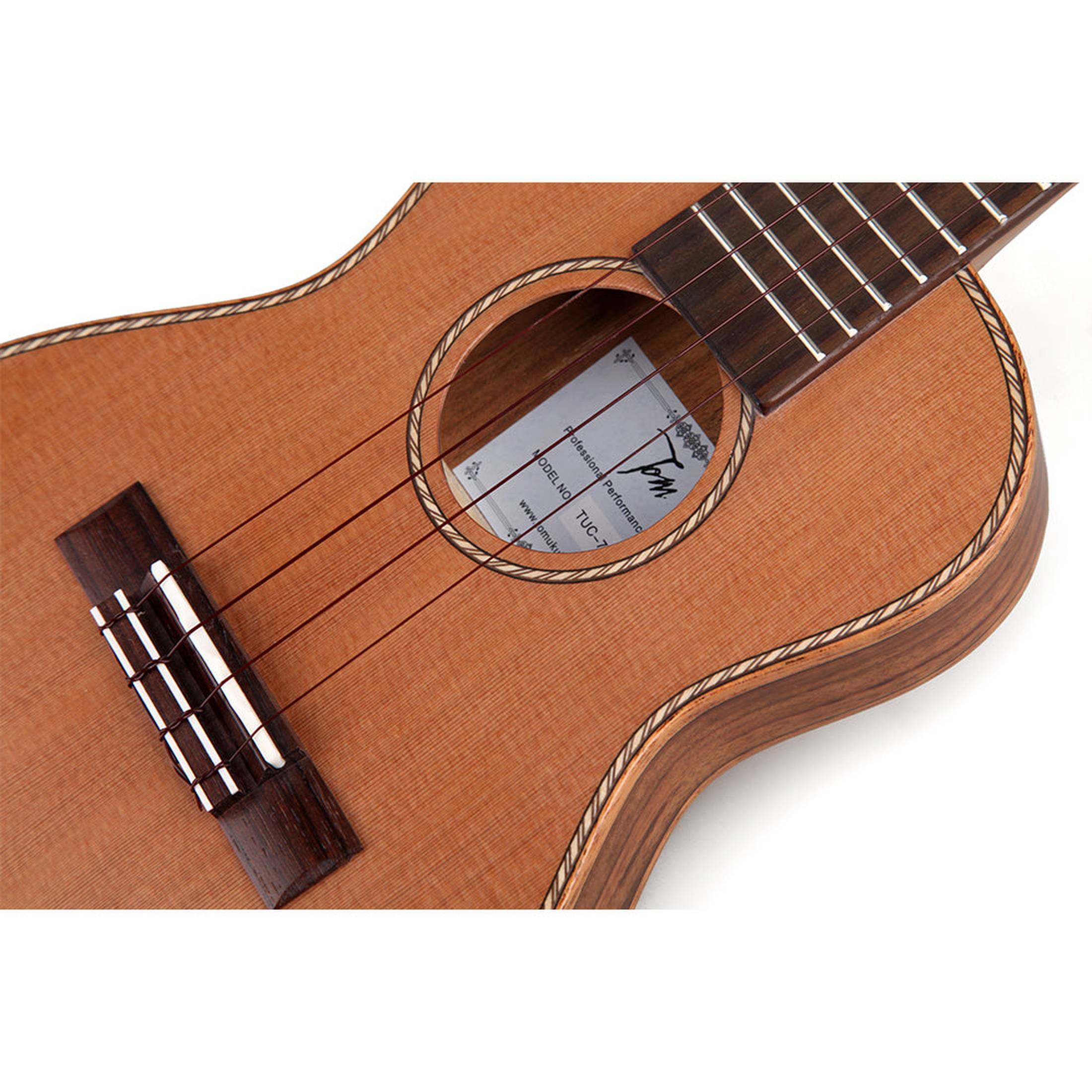 TOM 790 Thinline Concert Ukelele met Massief Red Cedar Bovenblad en Luxe Hoes