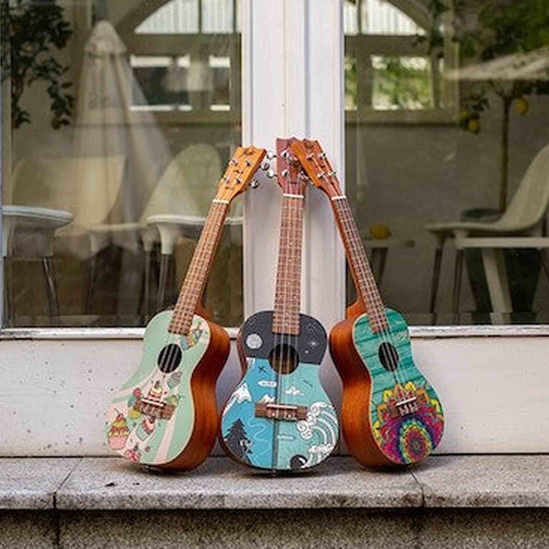 Flight AUC-33 Mansion Concert Ukulele met Spruce Top, Sapele Body en Aquila Nylgut Snaren