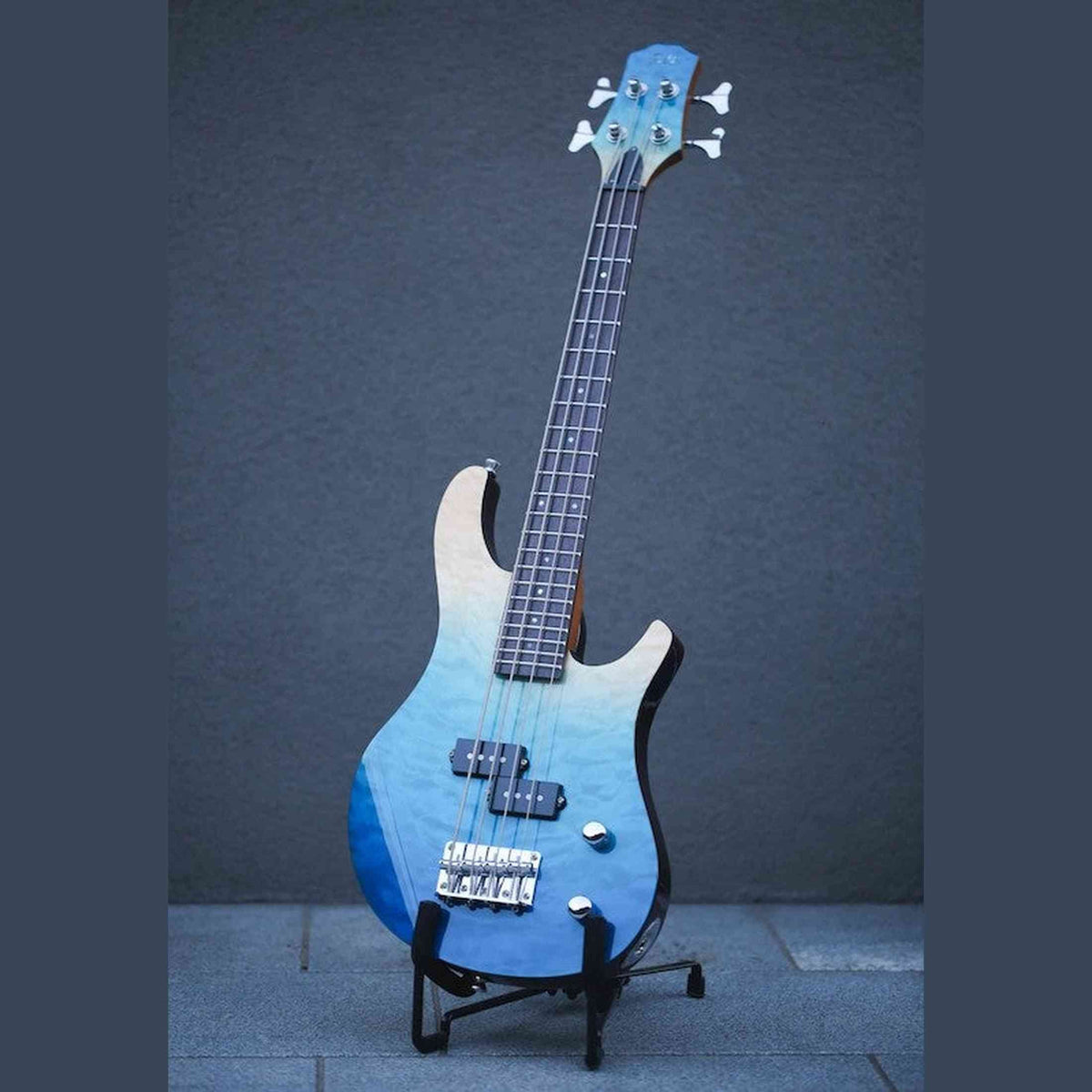 Flight Mini Bass TBL Elektrische Mini Bass Ukulele met Quilted Maple Top, Alnico 5 P-Style Pickup en Roasted Maple Hals