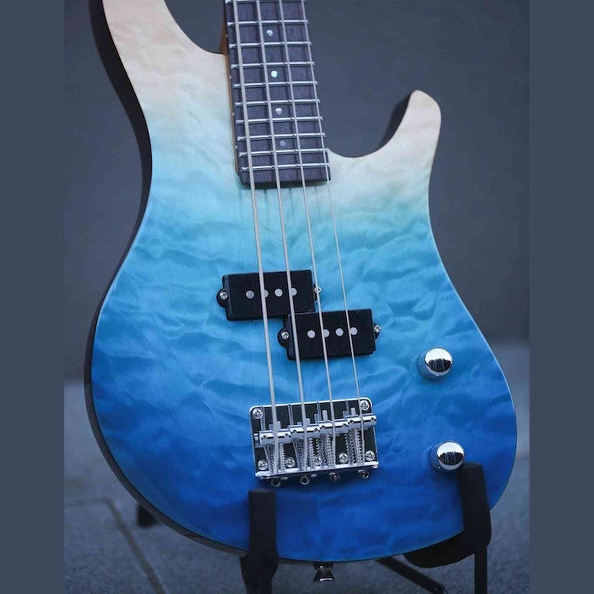 Flight Mini Bass TBL Elektrische Mini Bass Ukulele met Quilted Maple Top, Alnico 5 P-Style Pickup en Roasted Maple Hals