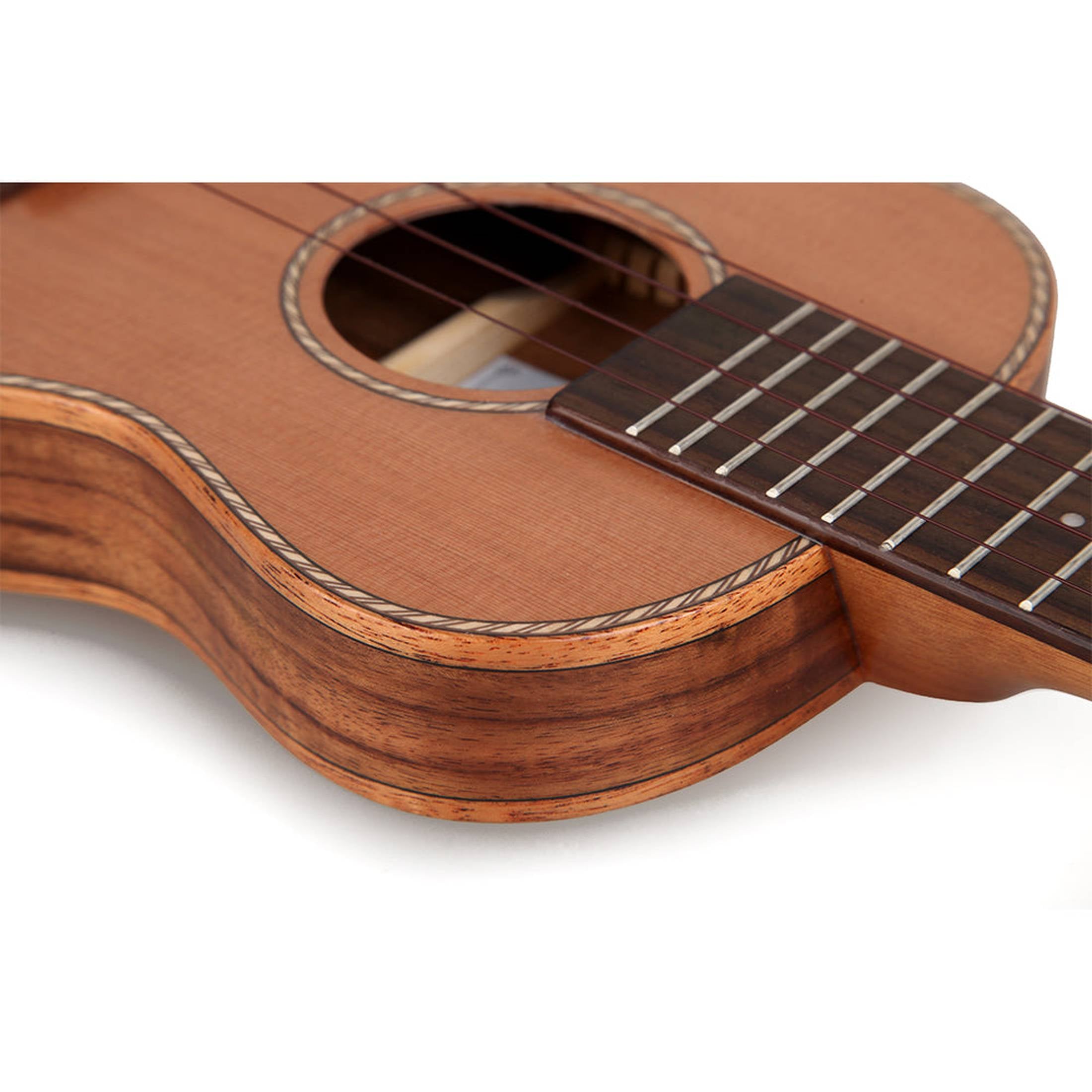 TOM 790 Thinline Concert Ukelele met Massief Red Cedar Bovenblad en Luxe Hoes