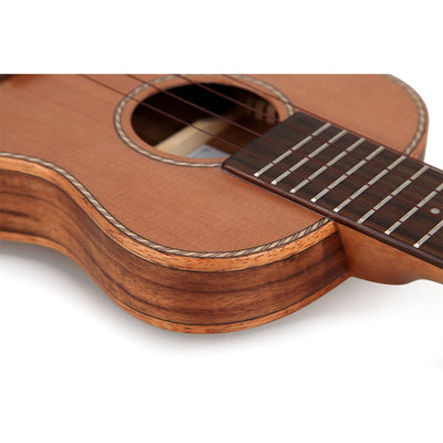 TOM 790 Thinline Concert Ukelele met Massief Red Cedar Bovenblad en Luxe Hoes