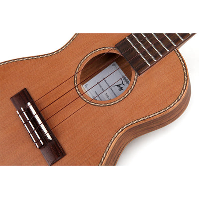 TOM 790 Thinline Concert Ukelele met Massief Red Cedar Bovenblad en Luxe Hoes